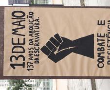 Estudantes produzem mega cartaz com palavras de luta e resistência negra