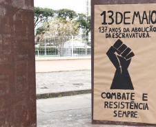 Estudantes produzem mega cartaz com palavras de luta e resistência negra