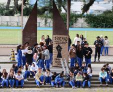 Estudantes produzem mega cartaz com palavras de luta e resistência negra