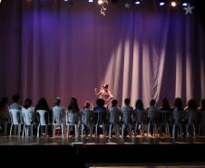 Estudantes do Dancep batem papo com Carmen Jorge