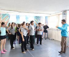 Turma do Dancep em oficina com diretor do Balé Teatro Guaíra
