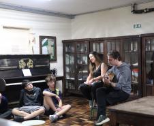 Estrela Leminski e Téo Ruiz cantam para turma do ensino médio noturno