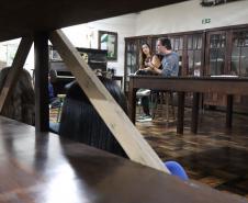 Estrela Leminski e Téo Ruiz cantam para turma do ensino médio noturno
