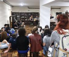 Estrela Leminski e Téo Ruiz cantam para turma do ensino médio noturno