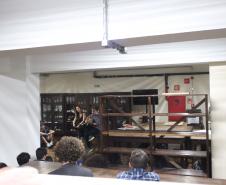 Estrela Leminski e Téo Ruiz cantam para turma do ensino médio noturno