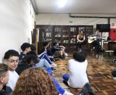 Estrela Leminski e Téo Ruiz cantam para turma do ensino médio noturno