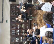 Estrela Leminski e Téo Ruiz cantam para turma do ensino médio noturno