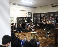 Estrela Leminski e Téo Ruiz cantam para turma do ensino médio noturno