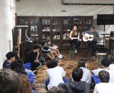 Estrela Leminski e Téo Ruiz cantam para turma do ensino médio noturno