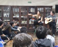 Estrela Leminski e Téo Ruiz cantam para turma do ensino médio noturno