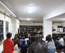 Estrela Leminski e Téo Ruiz cantam para turma do ensino médio noturno