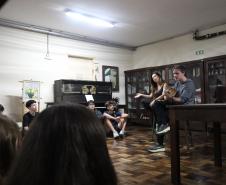 Estrela Leminski e Téo Ruiz cantam para turma do ensino médio noturno