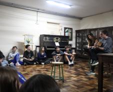Estrela Leminski e Téo Ruiz cantam para turma do ensino médio noturno