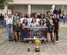 Equipe de futsal feminino do CEP posa para foto