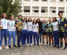 Equipe de futsal feminino do CEP posa para foto