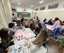 Estudantes produzindo cartazes com mensagens em espanhol em defesa da diversidade
