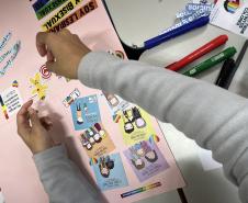 Estudantes produzindo cartazes com mensagens em espanhol em defesa da diversidade