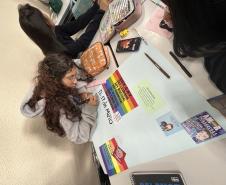 Estudantes produzindo cartazes com mensagens em espanhol em defesa da diversidade