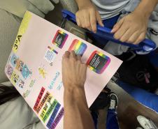 Estudantes produzindo cartazes com mensagens em espanhol em defesa da diversidade