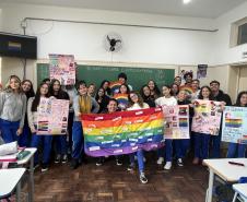 Estudantes produzindo cartazes com mensagens em espanhol em defesa da diversidade