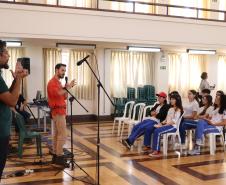 Músicos executam canções da Idade Média