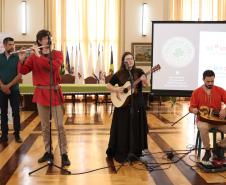 Músicos executam canções da Idade Média