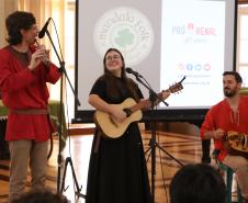 Músicos executam canções da Idade Média