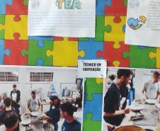 Painéis com fotos e desenhos, de estudantes com TEA