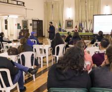 Pais e responsáveis dos/as estudantes do ensino médio noturno em reunião com direção e equipe pedagógica