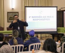 Pais e responsáveis dos/as estudantes do ensino médio noturno em reunião com direção e equipe pedagógica