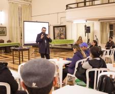 Pais e responsáveis dos/as estudantes do ensino médio noturno em reunião com direção e equipe pedagógica