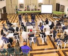 Pais e responsáveis dos/as estudantes do ensino médio noturno em reunião com direção e equipe pedagógica