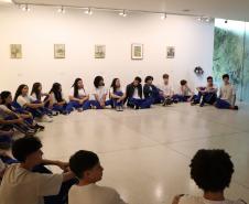 Estudantes do ensino médio nas dependências do Museu Oscar Niemeyer