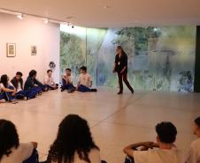 Estudantes do ensino médio nas dependências do Museu Oscar Niemeyer