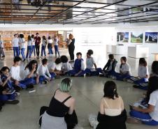 Estudantes do ensino médio nas dependências do Museu Oscar Niemeyer