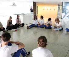 Estudantes do ensino médio nas dependências do Museu Oscar Niemeyer