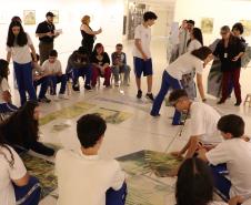 Estudantes do ensino médio nas dependências do Museu Oscar Niemeyer