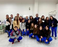 Estudantes em laboratório de prótese odontológica
