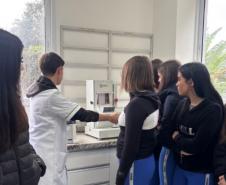 Estudantes em laboratório de prótese odontológica