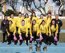 Equipe de futsal feminino é homenageada no campo do CEP