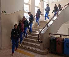 Estudantes no exercício "plano de abandono"