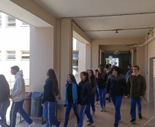 Estudantes no exercício "plano de abandono"