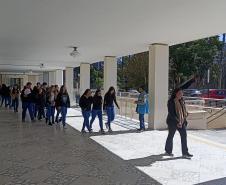 Estudantes no exercício "plano de abandono"