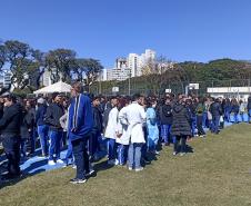 Estudantes no exercício "plano de abandono"