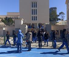 Estudantes no exercício "plano de abandono"