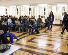 Direção e mães, pais e responsáveis em reunião no Salão Nobre