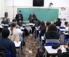 Estudantes fazem simulado do Saeb