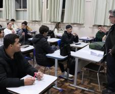 Estudantes fazem simulado do Saeb