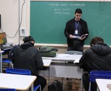 Estudantes fazem simulado do Saeb