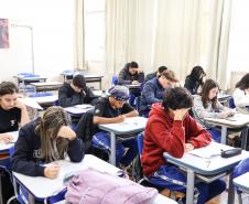 Estudantes fazem simulado do Saeb